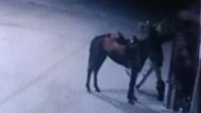 Atla akaryakıt istasyonuna geldi hırsızlık yaptı