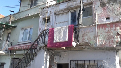 Balkon çöktü. 1 kız yaralandı