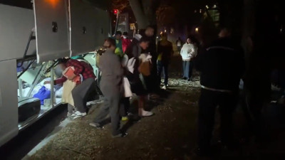 Teksas Valisi Biden’ın yardımcısının evine 130 kaçak göçmen bıraktı