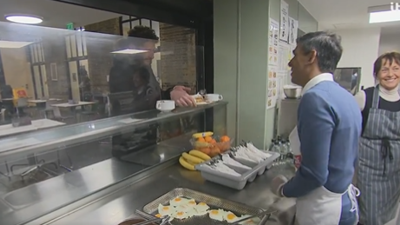 İngiltere Başbakanı barınakta yemek verdiği evsize ‘Ne iş yapıyorsun’ dedi