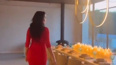 Ronaldo'nun eşi de Messi'nin eşi gibi kırmızı elbise giyerek sürpriz yaptı. Masada onlarca mum yanıyordu Ronaldo hayran hayran seyretti