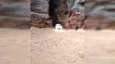 Petra Antik Kenti'nde sel: Turistler tahliye edildi