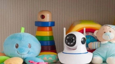 Eşinin ihanetini bebek izleme kamerasından öğrendi