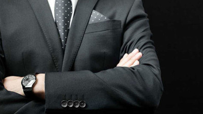 Tarikatla ilişkili bakan görevden alındı