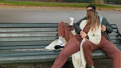 Ünlü model Şevval Şahin sevgilisi ile Londra'da el ele göz göze tatil yapıyor. Ayrılıkları kısa sürdü