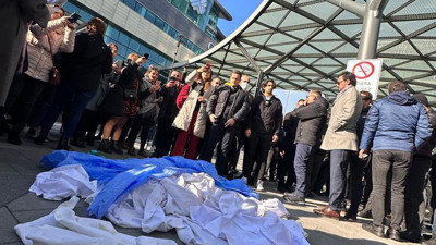 Doktorlar Fahrettin Koca'yı hastanesi önünde protesto etti