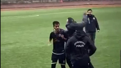 Sahaya inen kulüp başkanından rakip futbolcuya yumruklu saldırı. Bu saldırının özrü mü olur