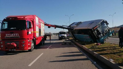 Kahramanmaraş'ta halk otobüsü, aydınlatma direğine çarptı kaza anı kamerada