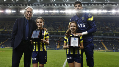 Jesus'a 100 kız çocuğundan anlamlı plaket