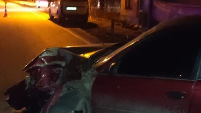 Otomobil, park halindeki kamyonete çarptı: 1 yaralı (28 Aralık 2022)