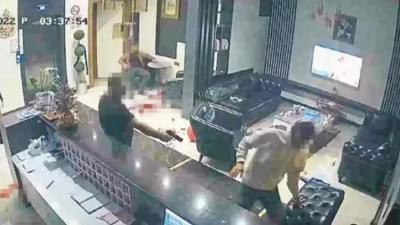 Artık ilçelerde bile haraç istiyorlar. Otel sahibi kendini savunmak için çift silahla çatışmaya girdi