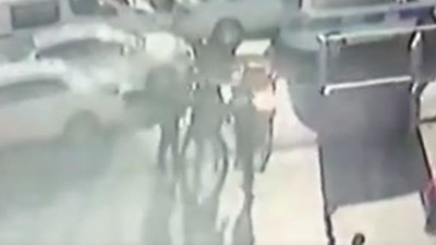 Seyyar satıcı zabıta vurdu