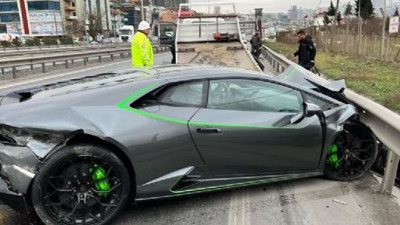 Süper lüks aracını bariyerlere vurdu