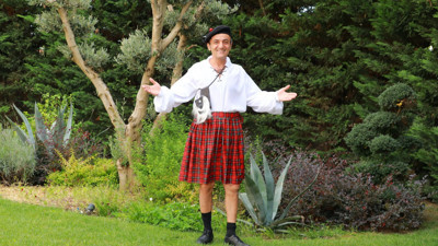 Ersin Korkut kilt giydi. Arkadaşlarını kahkahaya boğdu