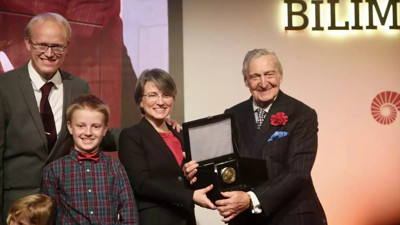 Prof. Bilge Yıldız'a bilim madalyası Rahmi Koç tarafından verildi