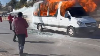 Antalya’da servis minibüsü alevlere teslim oldu (29 Aralık 2022)