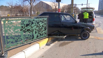 Elazığ’da kontrolünü kaybeden sürücü refüje çıktı