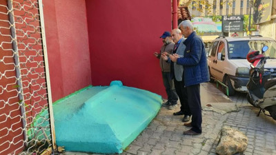 Şehrin ortasında gizemli yatır. Gören dua ediyor