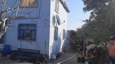 Ahşap bina küle döndü