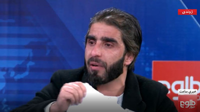 Taliban'ın kadınlara üniversite yasağına profesör gözyaşlarıyla diplomasını yırtarak tepki gösterdi