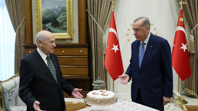 Saray’da özel buluşma. Erdoğan'dan pasta Bahçeli'den gül