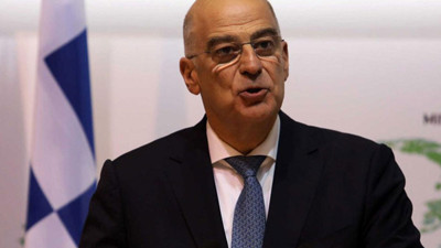 Yunan bakan manastırda bayıldı, başını sert çarptı