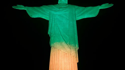 İsa heykeli Pele için yeşil-sarı renklere büründü