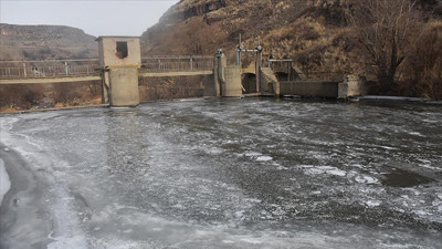 Kars'taki eski HES barajının yüzeyi dondu