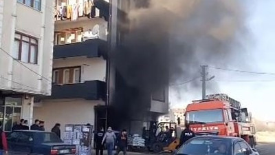 Binanın zemin katında çıkan yangın korkuttu