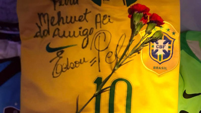 Pele'nin Trabzonspor Müzesi'ndeki formasına kırmızı karanfiller