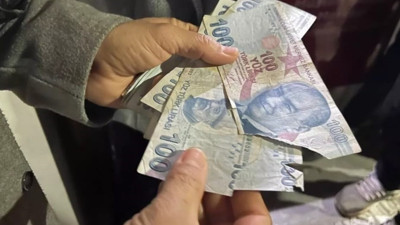 ATM'den çektikleri paralar böyle çıktı. Bankalar da bunu yaparsa