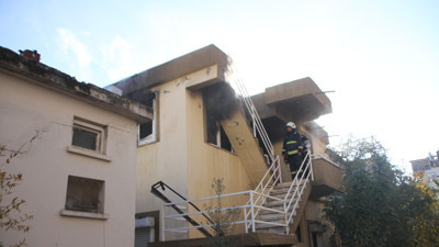 Antalya'da bir evde çıkan yangında anne ile kızı son anda kurtuldu