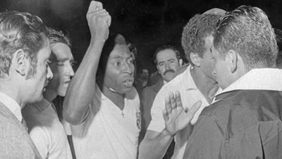 Pele hakemi sahadan böyle attırdı