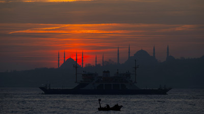 İstanbul'da günbatımı. Manzaraya bakan gözlerini alamıyor