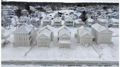 En sert kışını yaşayan ABD'de göl kenarındaki evler bile buz tuttu