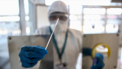 İngiltere Çin'den gelen yolcular için Kovid-19 testini zorunlu hale getiriyor