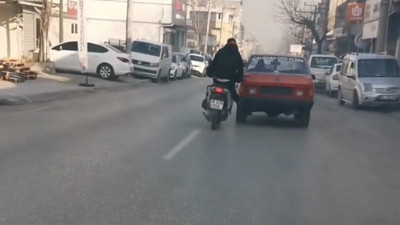 Bozulan otomobili motosiklet ile itti
