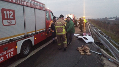 Emniyet şeridindeki araca minibüs çarptı: 5 yaralı