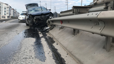 Yol ayrımında bariyerlere çarptı: 3’ü çocuk 6 yaralı