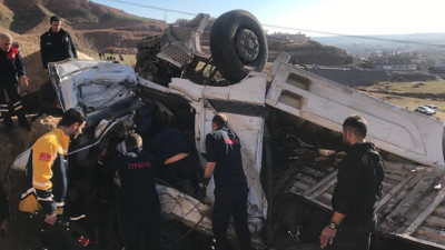 Şırnak'ta kömür yüklü tır devrildi. 1 ölü
