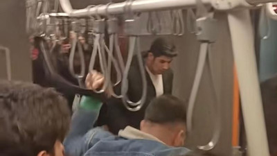 Bir yılbaşı klasiği. Kavgada kemerler havada uçuştu