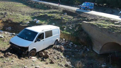 Köpeklere çarpmamak için manevra yapan minibüs dereye uçtu