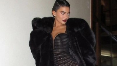 Kylie Jenner'ın giydiği vücut çorabı yılbaşı partisine damga vurdu