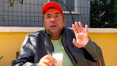 Ata Demirer'den 'Liman abisi' taklidi. Bir elde rakı gözler fıldır fıldır