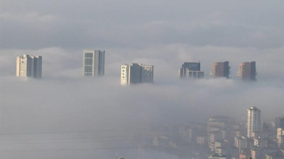 İstanbul'da gökdelenler sisten kayboldu