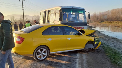 Öğrenci servisi ile taksi kafa kafaya çarpıştı: 8 yaralı