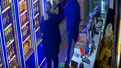 Kadın esnaf cinsel ilişki teklifinde bulunan göçmeni tokatlayarak dışarı attı. Ülkenin getirildiği durum bu