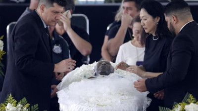 İşte Pele'nin öldükten sonraki ilk fotoğrafı. Cenazesi stada getirildi. Bir ülke ağlıyor
