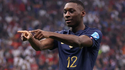 Manchester United'dan Muani için çılgın teklif