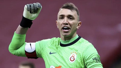 Muslera'ya ne oldu böyle. Görenler şoke oldu